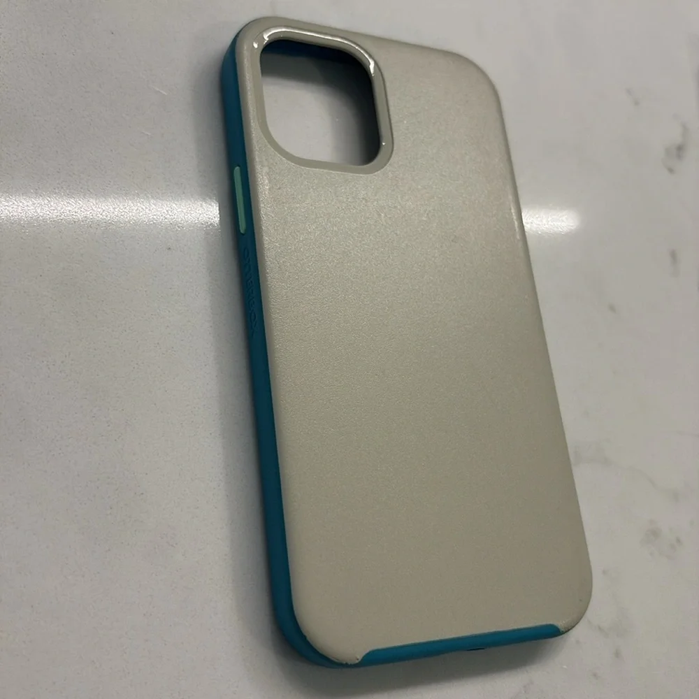 OtterBox Slim Case with MagSafe for Apple iPhone 12/12 Pro - Picture 3 of 4